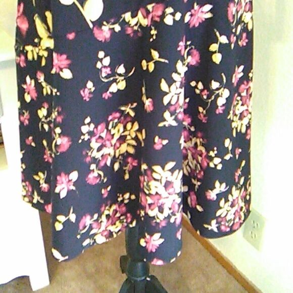 NWT London Style Collection Dark Floral Dress - Picture 3 of 11